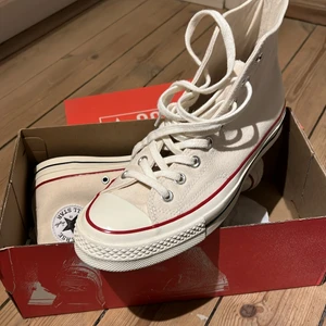 Converse Chuck 70s - Höga Chuck 70s /Använda en gång så i princip nyskick/Storlek 41/ Nypris 900kr/ Köpta på Arket /Säljer pga för små tyvärr