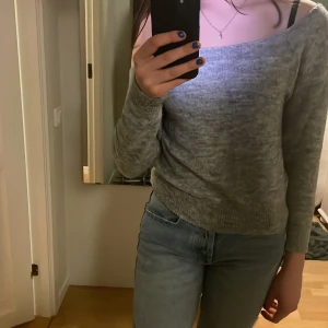 Stickad tröja från hm  - Tröjan e från hm och är i storlek S. Köptes för ca 2 månader sedan och har används 5 gånger❤️