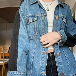 Jeansjacka - Blå-svart jeansjacka från Monki. Mycket bra skick. 