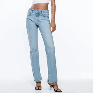 Jeans från zara - Så så fina jeans från zara som är slutsålda. Oanvända, lappen kvar. Säljer på grund av de inte satt som jag ville. Nypris 359, säljer för 200kr+frakt💓