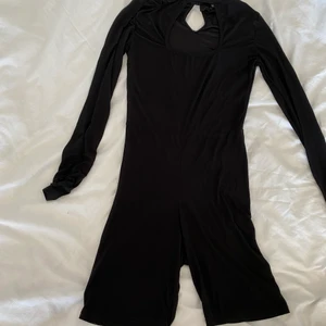 Jumpsuit från boohoo - Oanvänd jumpsuit från boohoo, skönt material till sommaren.