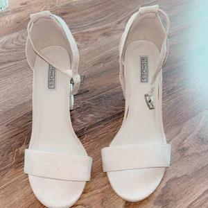 Klackskor - Beiga klackskor från Nelly i storlek 37, klacken är 8Cm