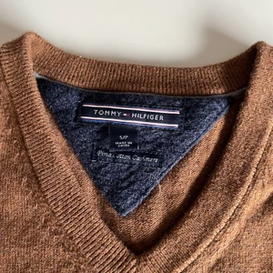 Tröja Tommy Hilfiger  - Tommy Hilfiger stickad tröja brun skick 5/10