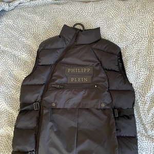 philipp plein väst - Säljer min Philip plein väst, storlek L men passar M. Qr kod finns.