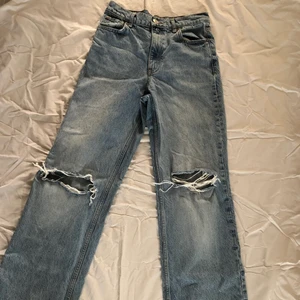 Blåa jeans från zara - Fina blåa jeans från Zara i storlek 36. Jeansen har hål vid knäna och trådiga kanter längst ner vid byxan som det ska vara på modellen. Fin passform speciellt där bak. Frakten ingår inte i priset💕