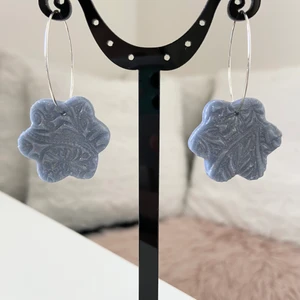 Örhängen  - Handgjorda örhängen av lera Samfraktar. Kontakta för flera bilder eventuellt video. Storlek ca 5  cm Står ej för postens slarv Kontakta för nickelfri alternativ