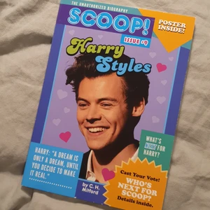 Harry Styles minibok  - En "unauthorized biography" om Harry Styles. Det är en liten pocketbok, liknar en tidning. (Boken är på engelska) Postern finns kvar i boken. Köpte på adlibris för 83 kr. Skriv gärna om du har frågor eller vill se fler bilder! Pris går att diskutera! <3