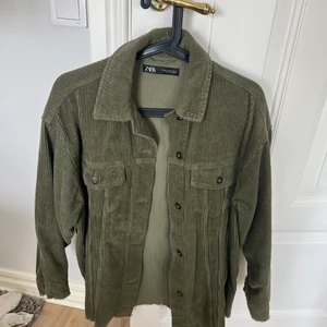 Zara jacka - Grön jacka ifrån zara, perfekt vår jacka. Fint skick, knappt använd.
