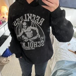 Reckless scholars hoodie - Nyaste reckless hoodien, använd några få gånger men alla rhinestones sitter frtf kvar och den är i nyskick, storlek xl men sitter som en L. Har påse lappar och digitalt kvitto kvar om det önskas. (Det är spegeln som är skitig på bilderna, tröjan är felfri) FRAKTEN INGÅR
