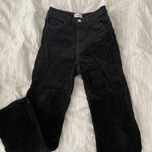 Svarta Manchester  - Storlek 34 från weekday