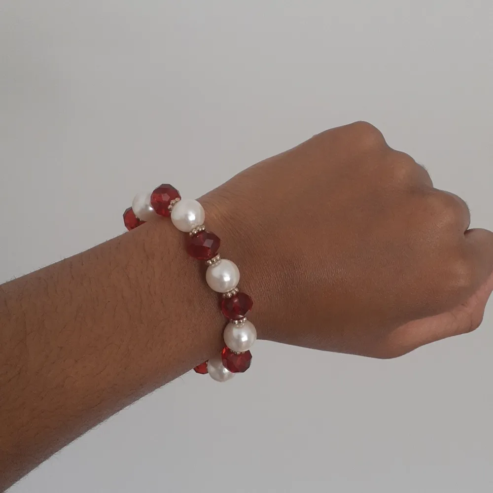 Supersöt armband med vita och röda pärlor! ❤. Övrigt.