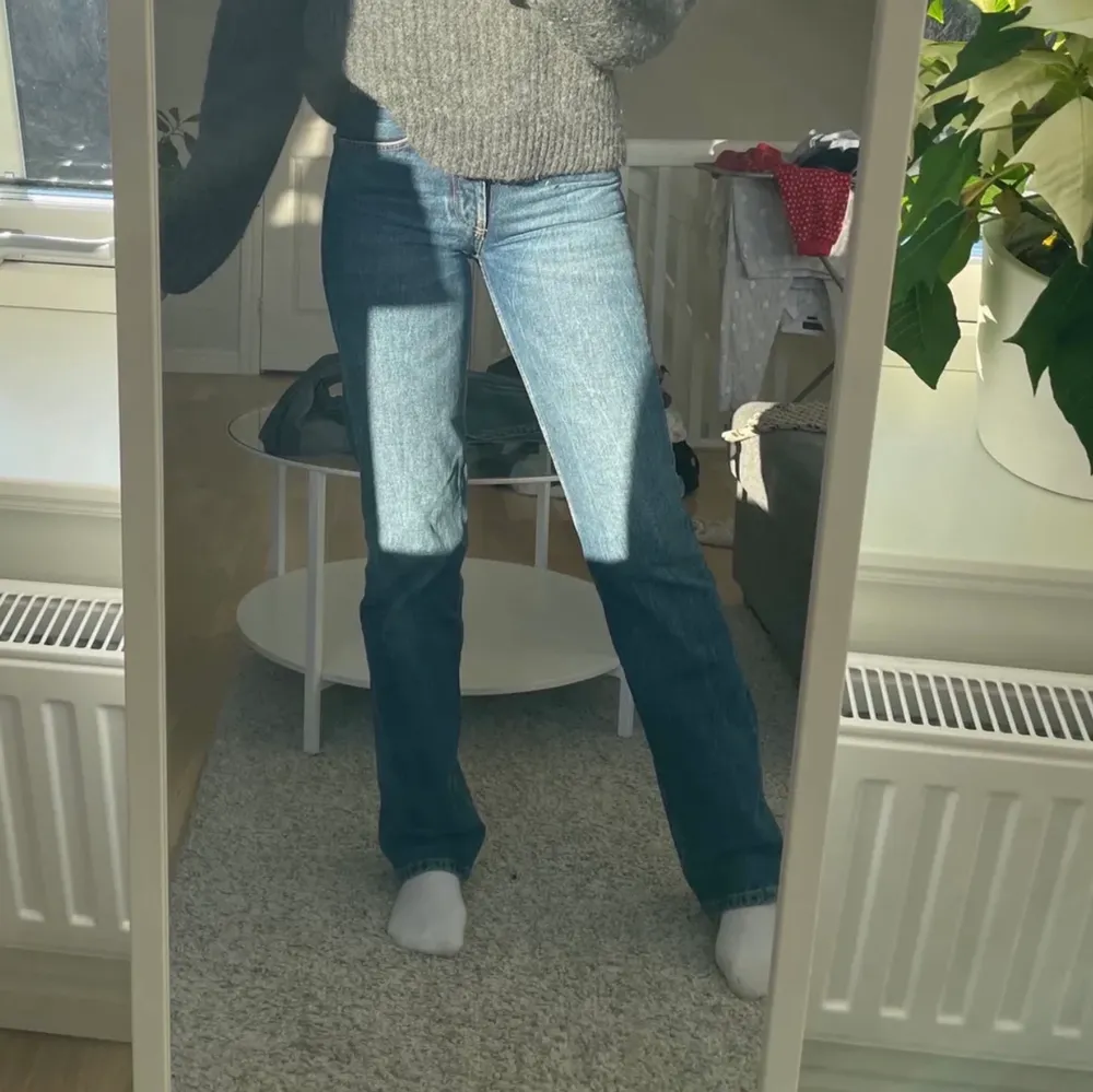 Zara jeans i mörklblå färg! Jättesnygga men tyvärr lite för små för mig. Passar någon som är runt 170 cm lång. Köpta här på plick, bilderna är från den förra ägaren. Kan mötas upp i Stockholm :). Jeans & Byxor.