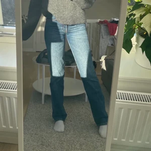 Midrise zara jeans - Zara jeans i mörklblå färg! Jättesnygga men tyvärr lite för små för mig. Passar någon som är runt 170 cm lång. Köpta här på plick, bilderna är från den förra ägaren. Kan mötas upp i Stockholm :)