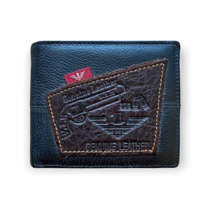 Vintage Armani läder plånbok - Äkta Armani plånbok i superfint skick! Inga slitage. Plånboken har flera fack, du får plats med allt du behöver. För fler bilder eller mått kontakta mig :) ‼️frakten är spårbar med PostNord 51 kr‼️