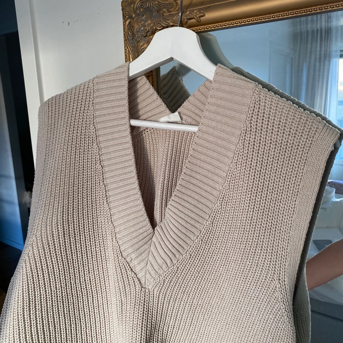 Stickad ljusgrå väst - 90