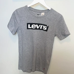 Levis t-shirt i XS - En snygg levis T-shirt i storlek XS. Grå med svart tryck (Äkta). Nypris ca300✨
