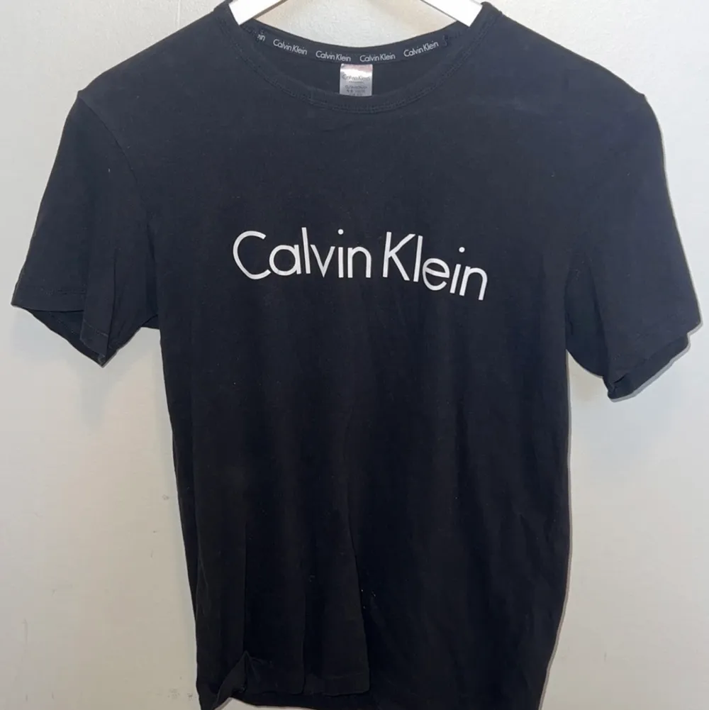 Snygg svart Calvin Klein t-shirt i storlek XS. Passar även till S (Äkta) supersnygg året om. Nypris ca300kr✨. T-shirts.