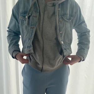 blå Jeansjacka - Säljer min blåa jeansjacka från ginatricot! Den är inte oversized i modellen så den passar lagom i storleken. (Mjukisbyxorna säljs också i en annan annons)🙃