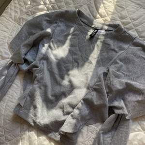 Säljer min jättefina tröja då den var använd till ett tillfälle. Denna tröjan är köpt ifrån hm vet ej om den säljs längre, storleken är S passar mig som är Xs.❤️