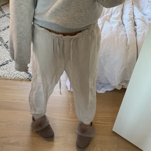 Linnebyxor hm - Så fina linnebyxor från hm i storlek L men är liten i storleken så skulle säga att de passar mer S beroende på hur man vill att de ska sitta💕💕