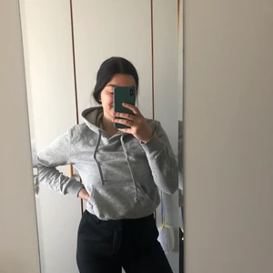 Grå hoodie - En basic grå hoodie från H&M. Storlek XS! Använd få gånger.