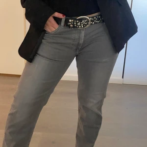 Grå lågmidjade jeans - Grå lågmidjade jeans som tyvärr måste säljas då det är för små. Passar bra i längden för någon under 170 då det inte är så jättelånga (beror dock självklart vad man vill ha för längd på dem). Passar i storlek folk med 38-42.