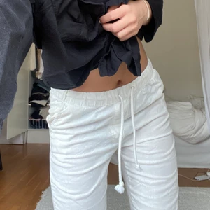 Vita linnebyxor - Intressekoll på mina linnebyxor från Zalandos herravdelning. Storlek 29 i midjan men passar även mindre då man kan dra åt. Jag har vanligtvis 27 och är 168 cm lång💕 Bud startar på 200kr