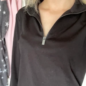 Svart långärmad tröja  - Så fin svart långärmad tröja med dragkedja vid kragen, jätte skön och super bra bas plagg som har en fin detalj! Ny och aldrig använts! 