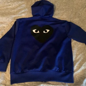 Cdg zip hoodie - En ny cdg hoodie som jag använt några fåtal gånger. Tröjan är i väldigt bra skick. Pris går att diskuteras😁