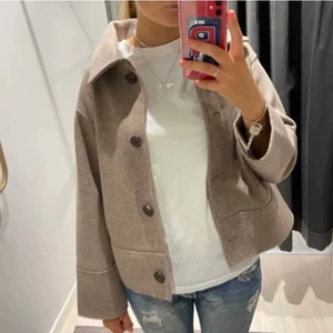 Kappahl kappa - Säljer denna as snygga Kappahl kappan❤️ den är i fint skick och är jätte bra nu till våren❤️ 