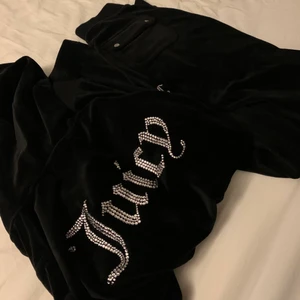 Juicy couture set  - Byxorna är i storlek Xxs och koftan i Xs ✨ men settet passar mig som brukar ha storlek Xs/S. Nypriset är 2300kr och det är knappt användt då det inte riktigt är min stil 🤎
