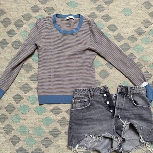 Zara tröja/topp - Säljer denna rutiga, stickad zara tröjan i bra skick, en liten fläck vid armen som knappt syns💗 buda vid flera intresserade, frakten tillkommer🤟 strl M men sitter mer som en xs-s