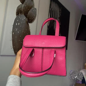 Rosa zara väska  - Denna har tyvärr inte kommit så mycket till användning men är sjukt snygg och unik!❤️