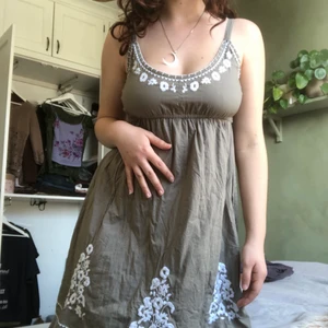 söt hippie klänning - super söt hippie sommar klänning. älskar denna klänningen men tycker inte att den passar min kropp tyvärr. är perfekt nu till sommaren! i perfekt skick och köpt på second hand, men märket är Kappahl, strl s (36-38) men passar xs och m med! står inte för postens slarv och köparen står för frakt 🪷 kram 🌿🌱