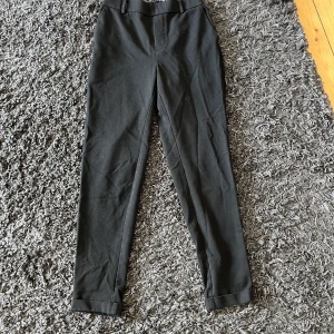 Byxor  - Säljer dessa jättesköna byxor ifrån veromoda. Använda fåtal gånger! Frakten ingår inte i priset💗