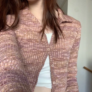 Söt tröja💋 - Aldrig använd från Pull and bear. Väldigt stretchigt material, går såklart att knäppa upp hela vägen om man vill. Ärmarna går till handleden om det inte syns tydligt nog på bilderna. Fettttt söt men inte min stil😔
