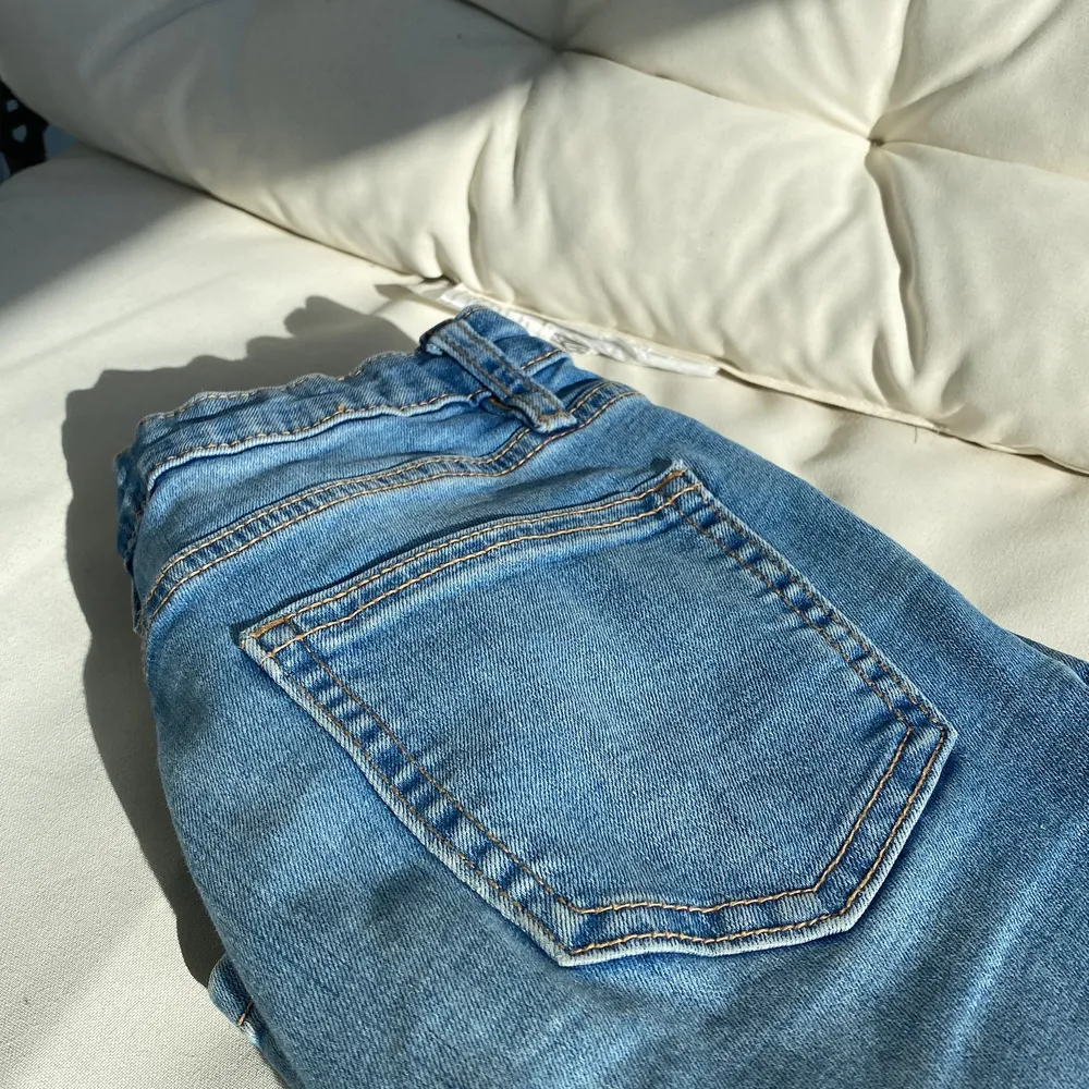 Jätte fina utsvängda jeans tidigare från Cubus. Råkade köpa dessa en storlek mindre så passar inte riktigt i längden. Har använt nån få gång men dom är fortfarande som nya. Passar perfekt för dom som är under 155cm . Jeans & Byxor.