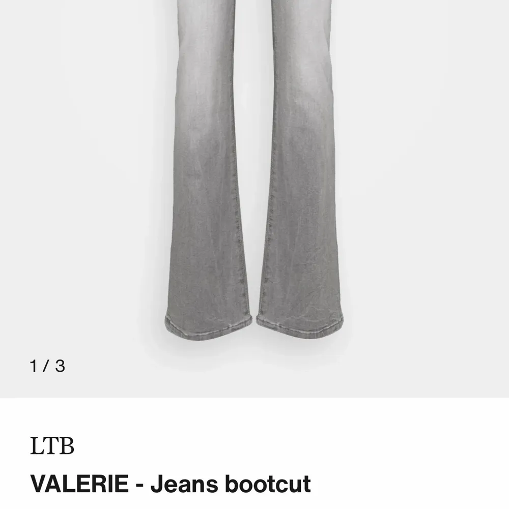 Säljer dessa VALERIE - Jeans bootcut i lågmidjad modell i storlek 28/34. Passar mig perfekt som är 174 cm. Nypris 700kr. Kan skickas då står köparen för fraktkostnad, men kan också mötas upp i Linköping!🥰. Jeans & Byxor.