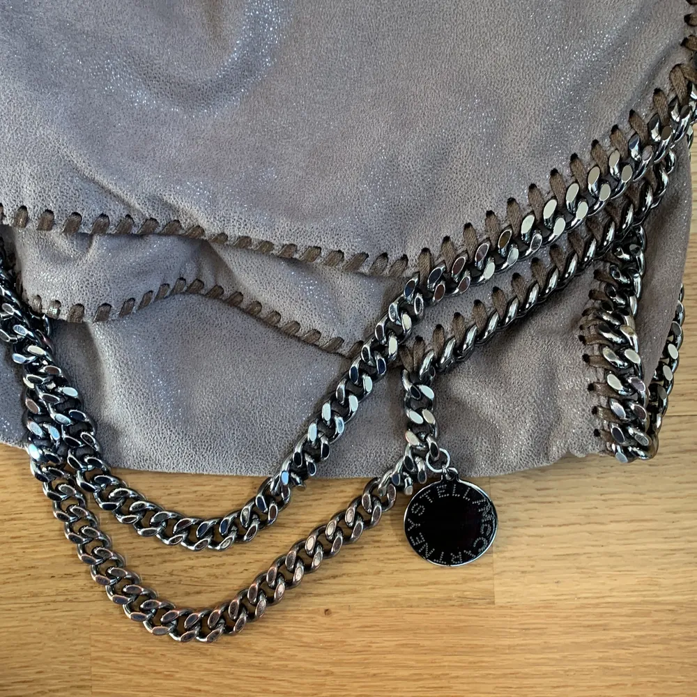 Falabella in rare colour Taupe by Stella Mccartney. Great condition, text for more pics. Meet up in Gbg or shipping. Bought in London 2018, 850£ Mostly you’ll find this bag in the grey version, taupe is very rare and quite a lot prettier. Only reason I’m selling this one is that I got it twice. Hop on a good deal!!!. Väskor.