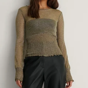 meshtopp med fina detaljer! - Recycled meshtopp med smockdetalj från Matiamu By Sofia x NA-KD kollektionen. Helt ny! Jättefin 🤎💛🤍🖤💚