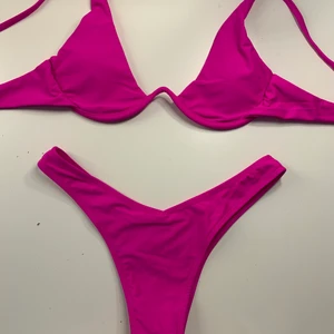 Bikini - Helt ny bikini från shein, aldrig använd så i nyskick. Sista bilden visar färgen bäst, den är alltså lite mer skrikig än vad den ser ut. Den är i storlek S och den sitter bra på mig som är en S. Eventuellt lite liten vid bysten. Kan skickas mot fraktkostnad💖
