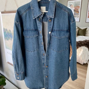 Jeansakjorta/jacka - Säljer denna jeanskjorta/jacka i storlek S. Detta är en oversize modell. Superfin och helt oanvänd.