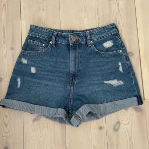 Jeans shorts  - Jeans shorts till bra pris. Perfekt till sommaren, matchar till allt! Midjemått rakt över : 36cm. Om du har fler frågor eller funderingar så kom privat! Svarar så snabbt som möjligt🥰