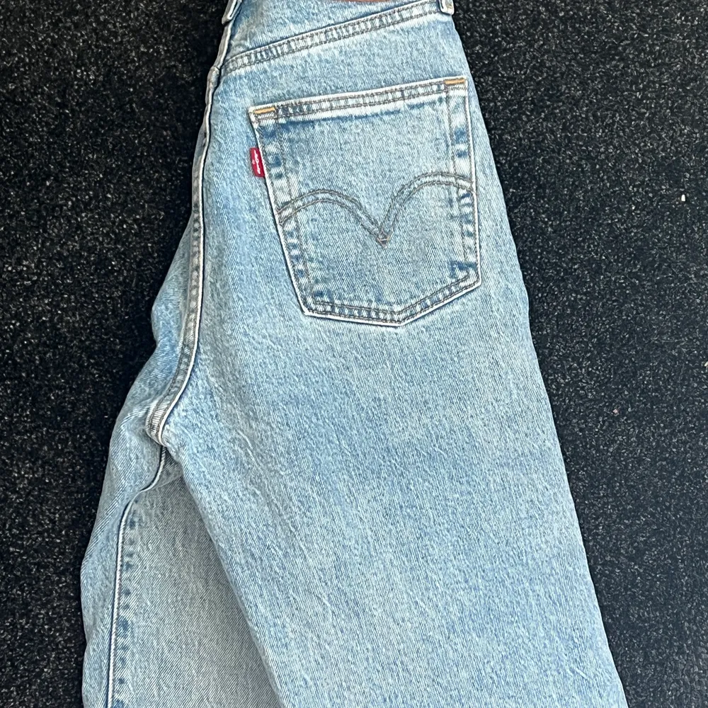 Ny pris 1299kr använda därav priset. Säljer mina favorit byxor eftersom dom blivit för korta. Jag är 162 men har relativt långa ben så skulle säkert passa dig som är 160. . Jeans & Byxor.