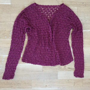 Virkad kofta - Virkad kofta, storlek xs-s, aldrig använd. Verkliga färgen är som på första bilden (dagsljus). I mycket bra skick, som ny