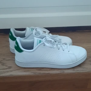 Adidas skor - Adidas skor. Använda ett fåtal gånger men insåg att det var fel storlek. Nypris 500 kr. Köparen står för frakt, vid intresse skriv i DM. Har svårt att lägga upp vad frakt blir men borde bli 59 kr.