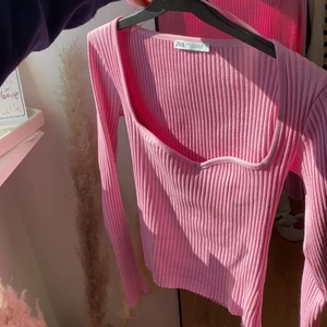 Zara tröja - Säljer denna zara tröjan då den ej kommit till användning. Bud är bindande så om du lägger ett bud och vinner budgivningen måste du köpa plagget! Köp direkt för 300