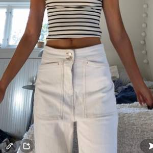 Intressekoll; vaniljvita vida högmidjade jeans med sömmar, jättebra skick pga lite använda, storlek 27 (är 175 brukar ha S) skriv för fler, bättre bilder !!