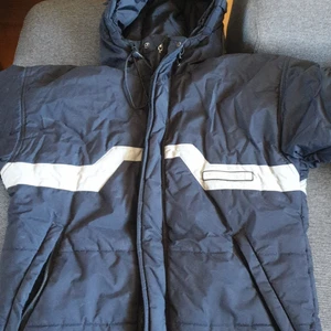 Jacka - En jacka som jag ska sälja billigt. I använd skick. Inga fel alls på den. Djur och rökfri