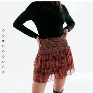 Volang kjol från zara  - Jag säljer denna kjolen från zara för att den aldrig kommer till användning så den är i nyskick och använd Max 3 gånger. Tror den är slutsåld på zara hemsida💕skriv privat för fler frågor eller bilder 